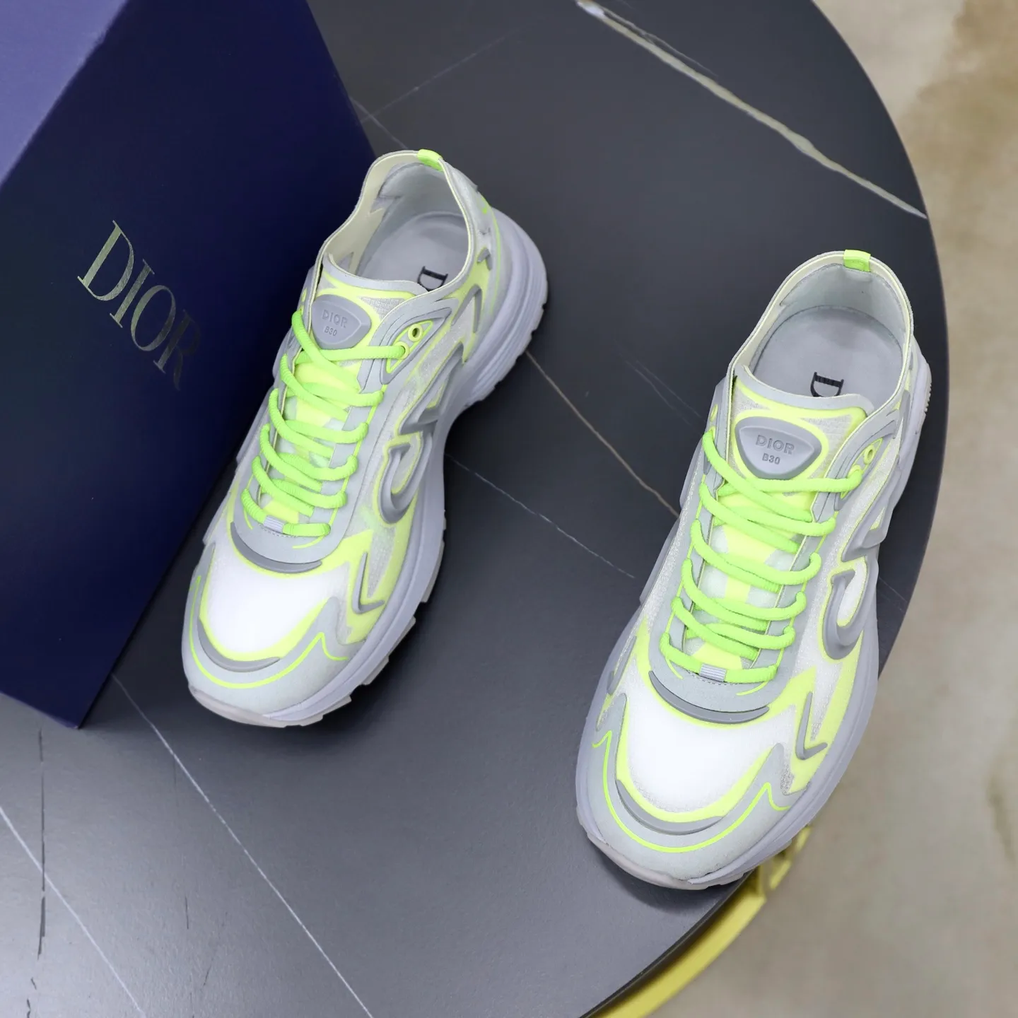 Ex-factory price: 560💰DIOR#B30 COUNTDOWN TECH shoes 1. Inspired by lighter running shoes this season 2. Made of multi-layer transparent nylon upper, futuristic 3. CD30 rubber logo on the tongue/heel to highlight the brand style 4. Equipped with ultra-light foam midsole for the ultimate comfortable wearing experience 5. The entire series uses WELDED (seamless bonding) technology to ensure durability and lightness 6. Full size dopamine color matching, 39-45 (38, 46 customized)
